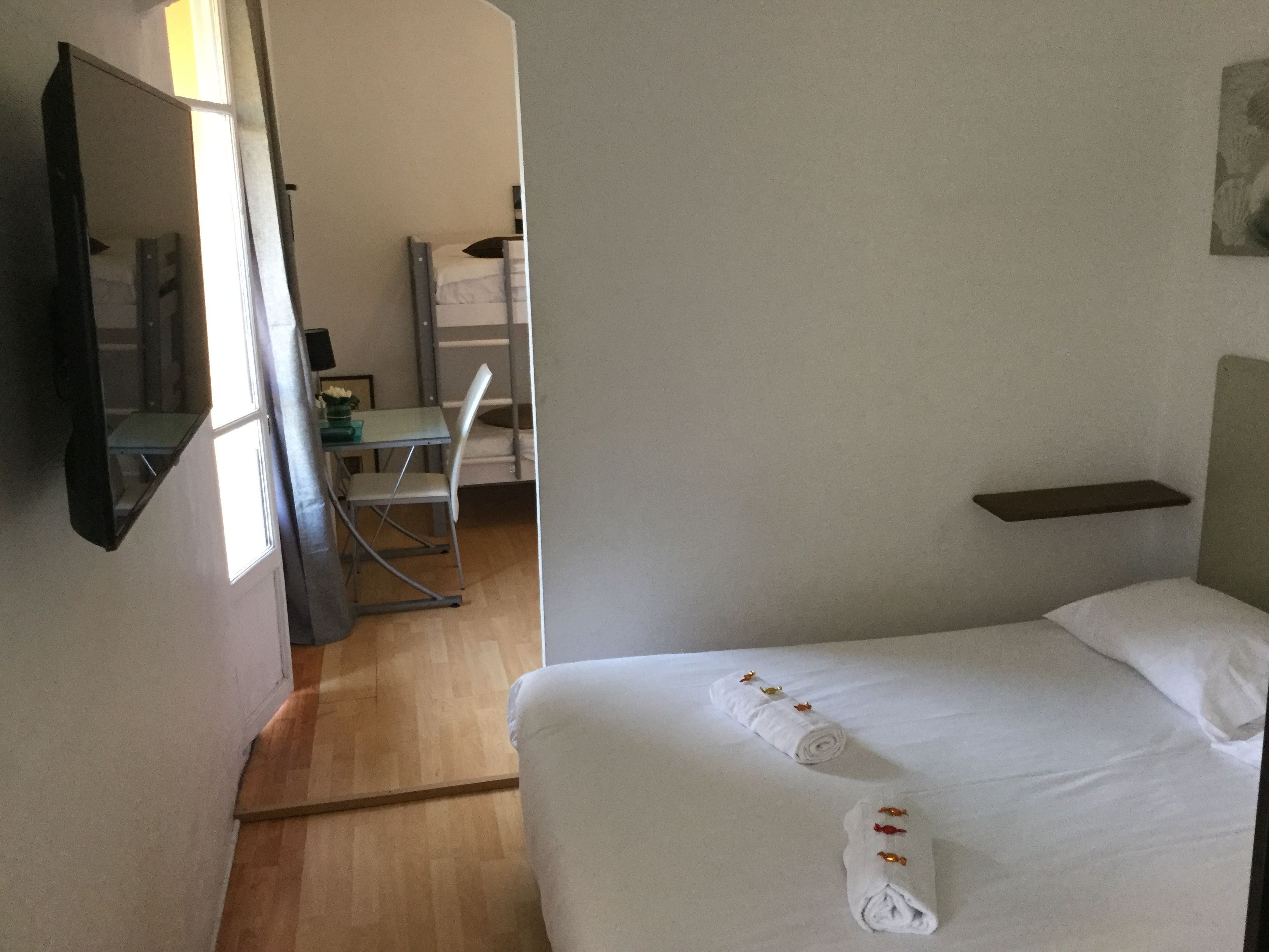 Chambre Double Supérieure | Bureau, rideaux occultants, fer et planche à repasser