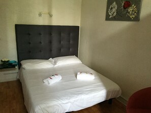 Dobbeltrom – standard | Skrivebord, blendingsgardiner og strykejern/-brett