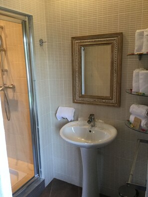 Dobbeltrom – superior | Bad | Dusj, toalettartikler (inkludert), hårføner og håndklær