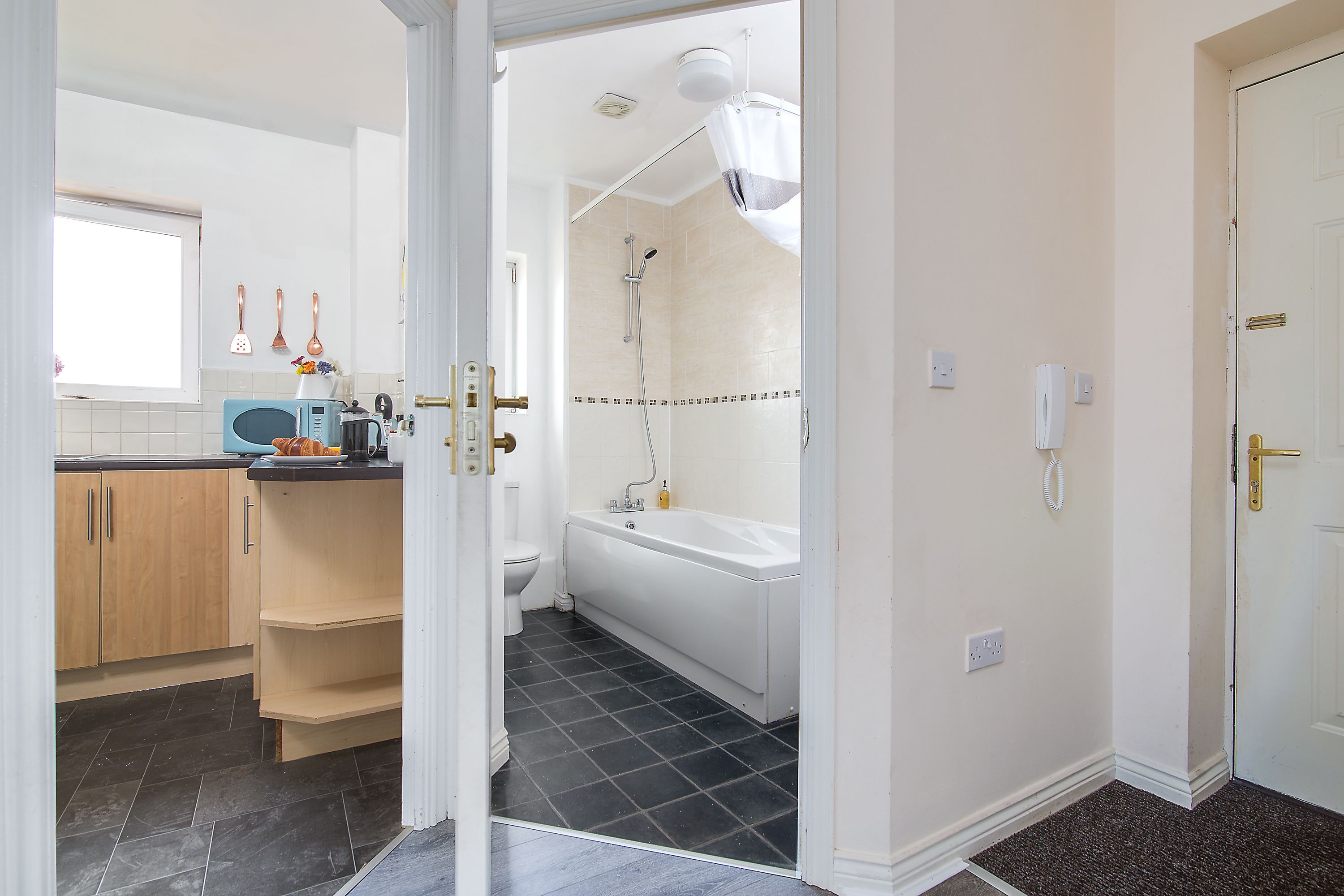 Une salle de bain moderne équipée d’une baignoire, de toilettes et d’une douche.