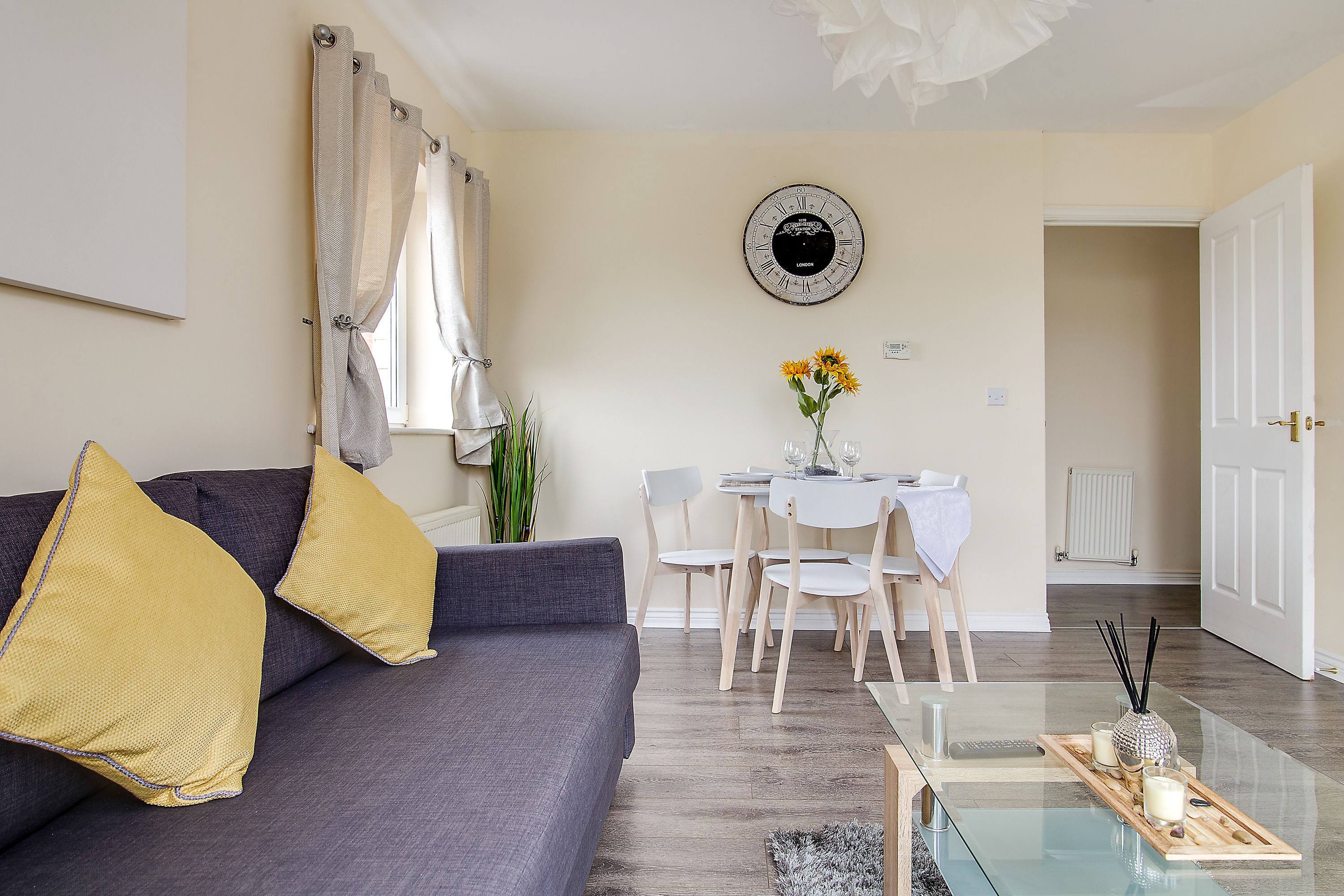 Familienapartment | Essbereich im Zimmer