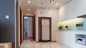 Eine moderne Küche mit Kühlschrank, Spüle und einer Arbeitsplatte mit Küchengeräten.
