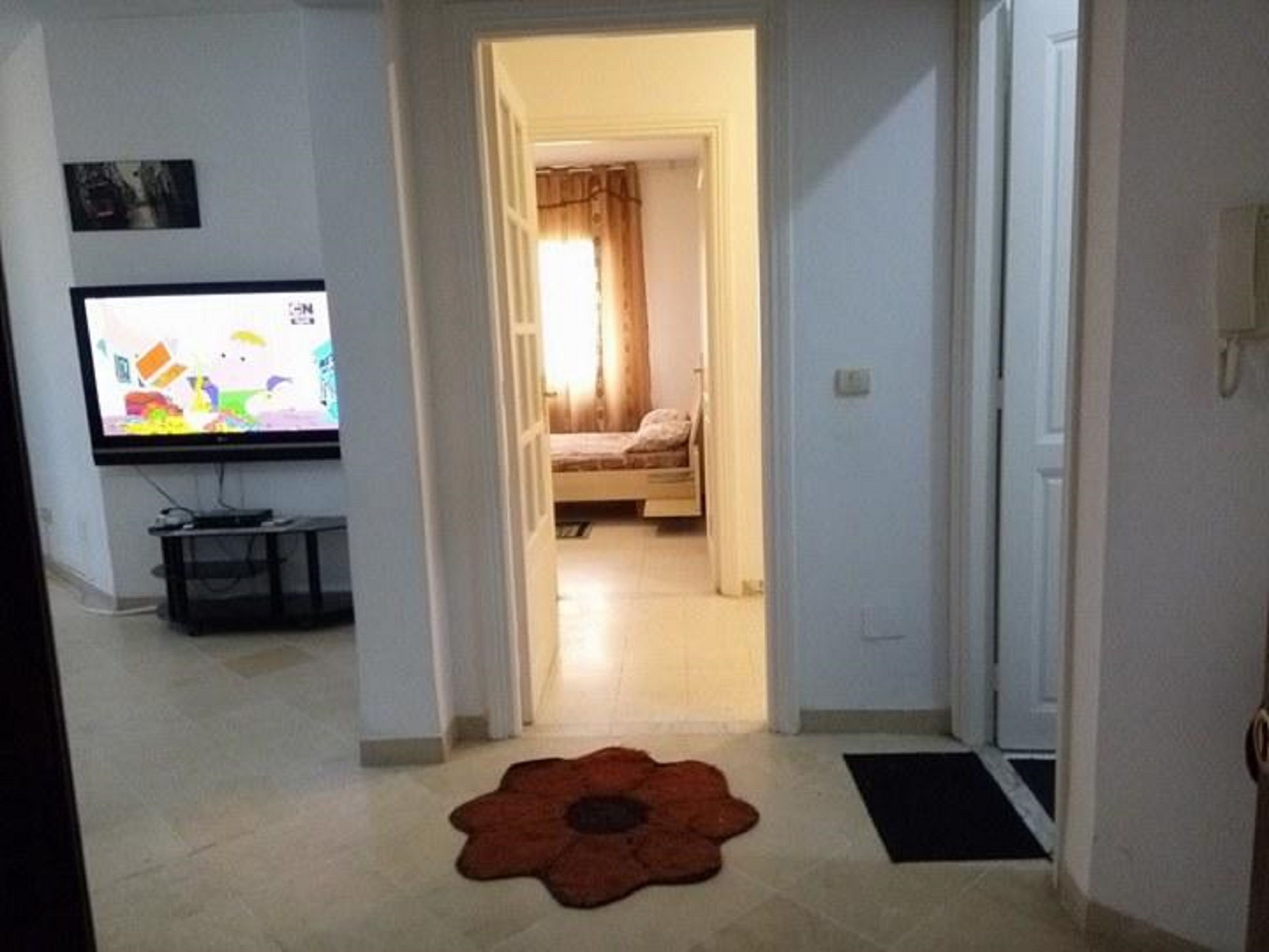 32-Zoll-Flachbildfernseher mit Satellitenempfang, Fernseher