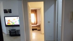 32-inch flat-screen TV with satellite channels, TV - Benzineb Immo Nasr (Ariana)