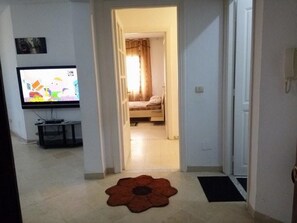 Televisión de pantalla plana de 32 pulgadas con canales vía satélite