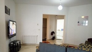 32-inch flat-screen TV with satellite channels, TV - Benzineb Immo Nasr (Ariana)