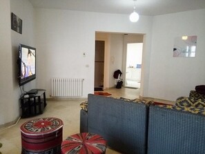 Televisión de pantalla plana de 32 pulgadas con canales vía satélite