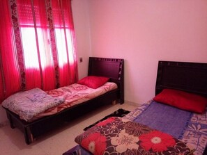 Individually decorated, blackout curtains, iron/ironing board - Benzineb Immo Nasr (Ariana)