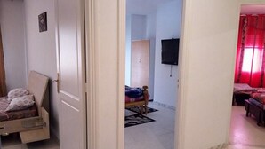 32-inch flat-screen TV with satellite channels, TV - Benzineb Immo Nasr (Ariana)
