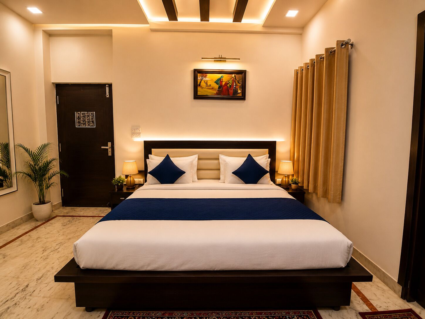 Una habitación de hotel con una cama grande, lámparas de noche, un cuadro en la pared y una puerta con cerradura de seguridad.