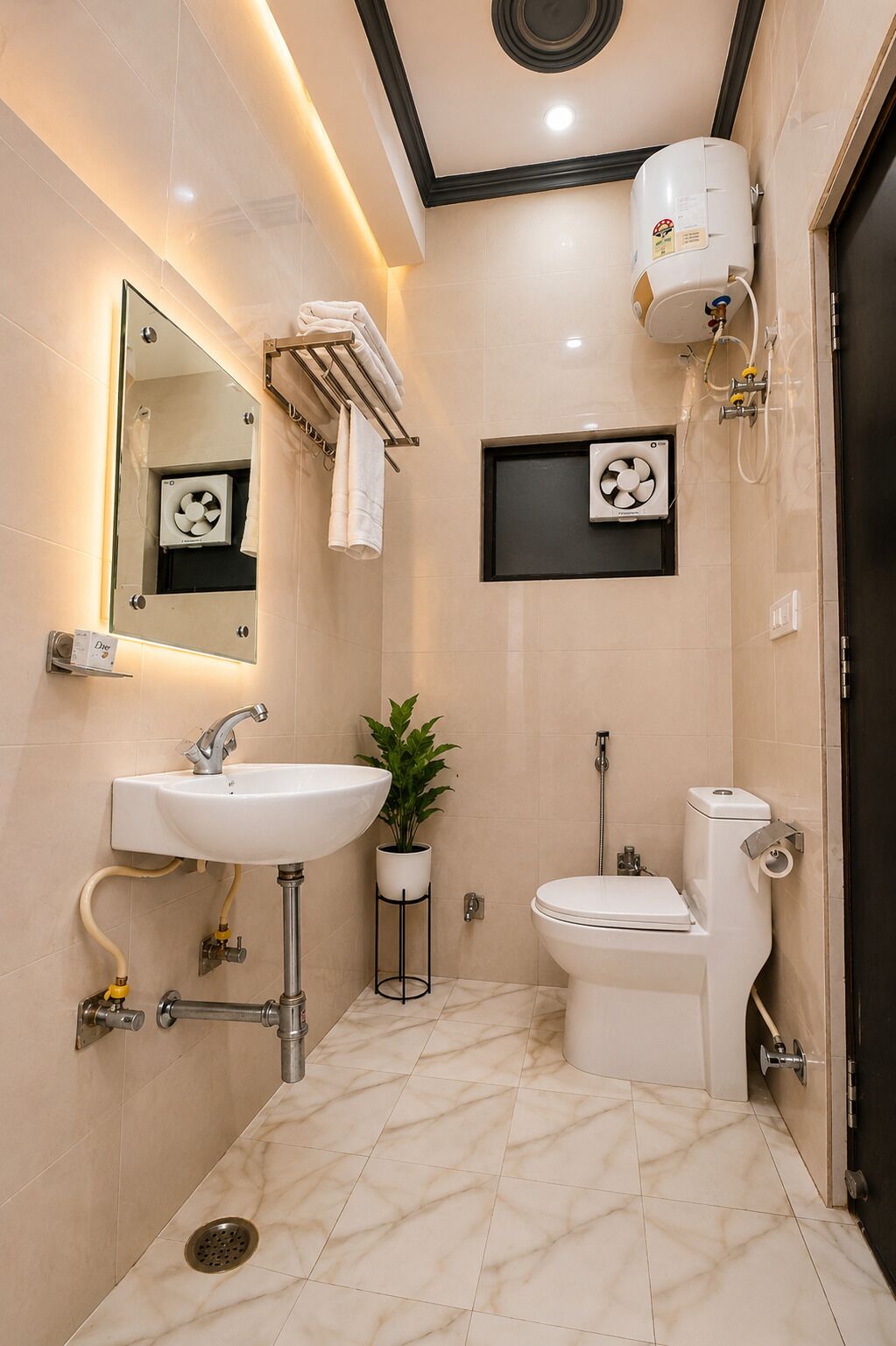 Een moderne badkamer met een wastafel, spiegel, handdoekrek, ventilator, toilet en douche.