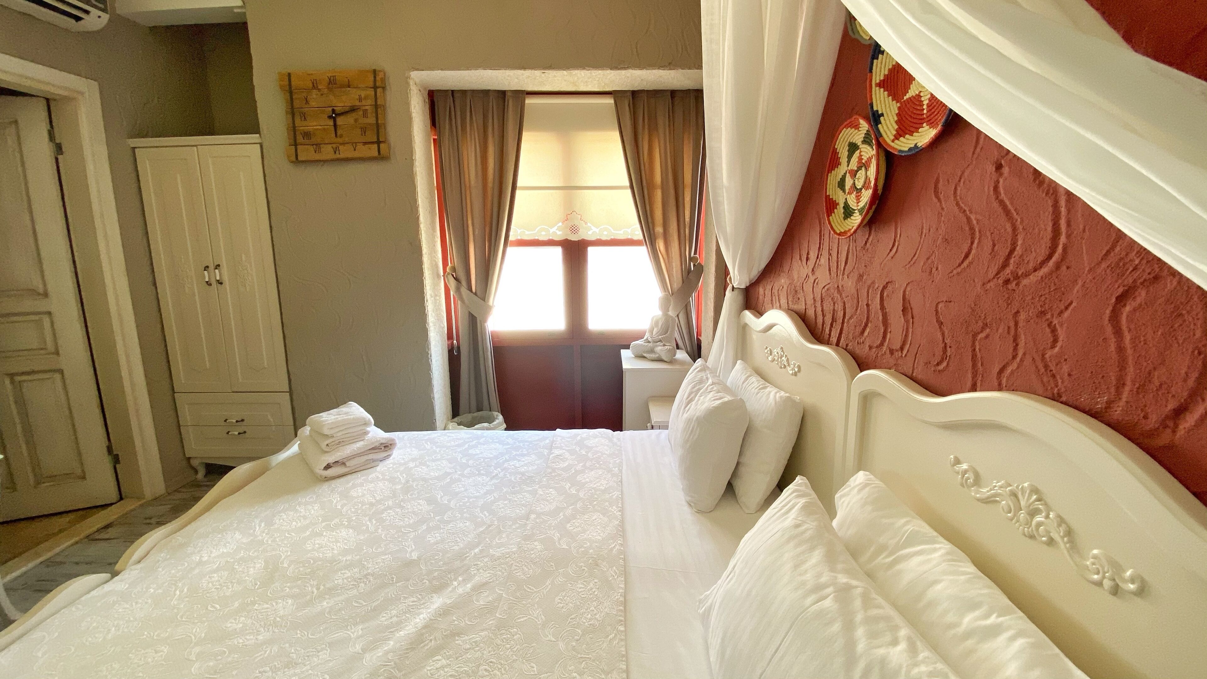 deluxe double room | minibar, in-room safe, desk, soundproofing
