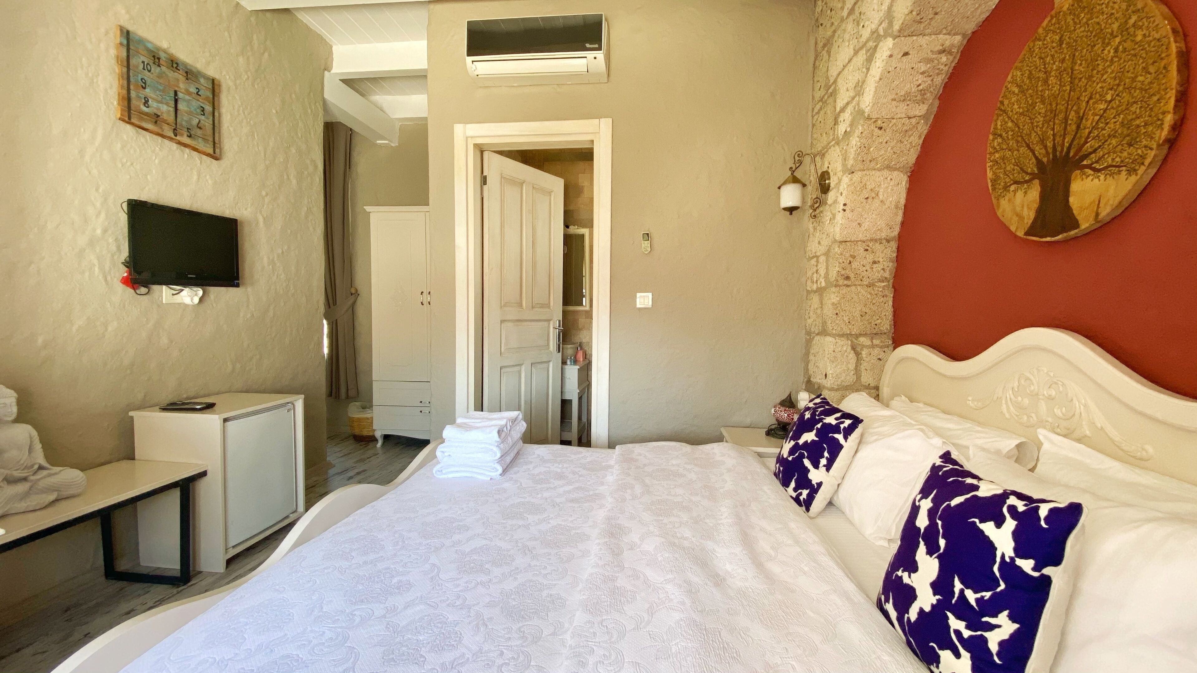 deluxe double room | minibar, in-room safe, desk, soundproofing