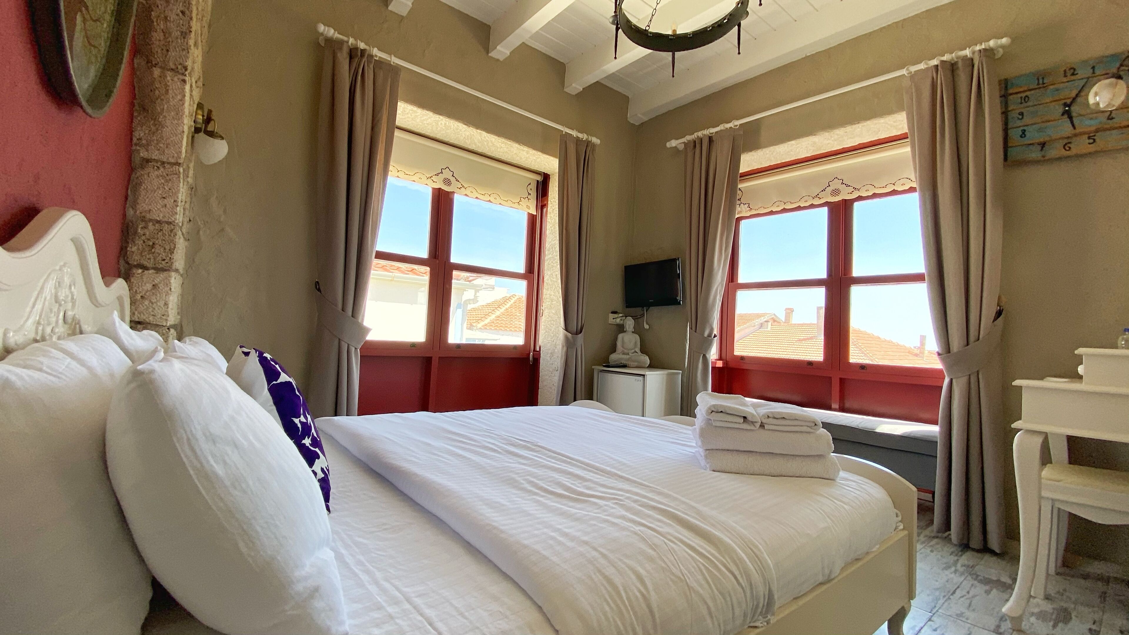 deluxe double room | minibar, in-room safe, desk, soundproofing