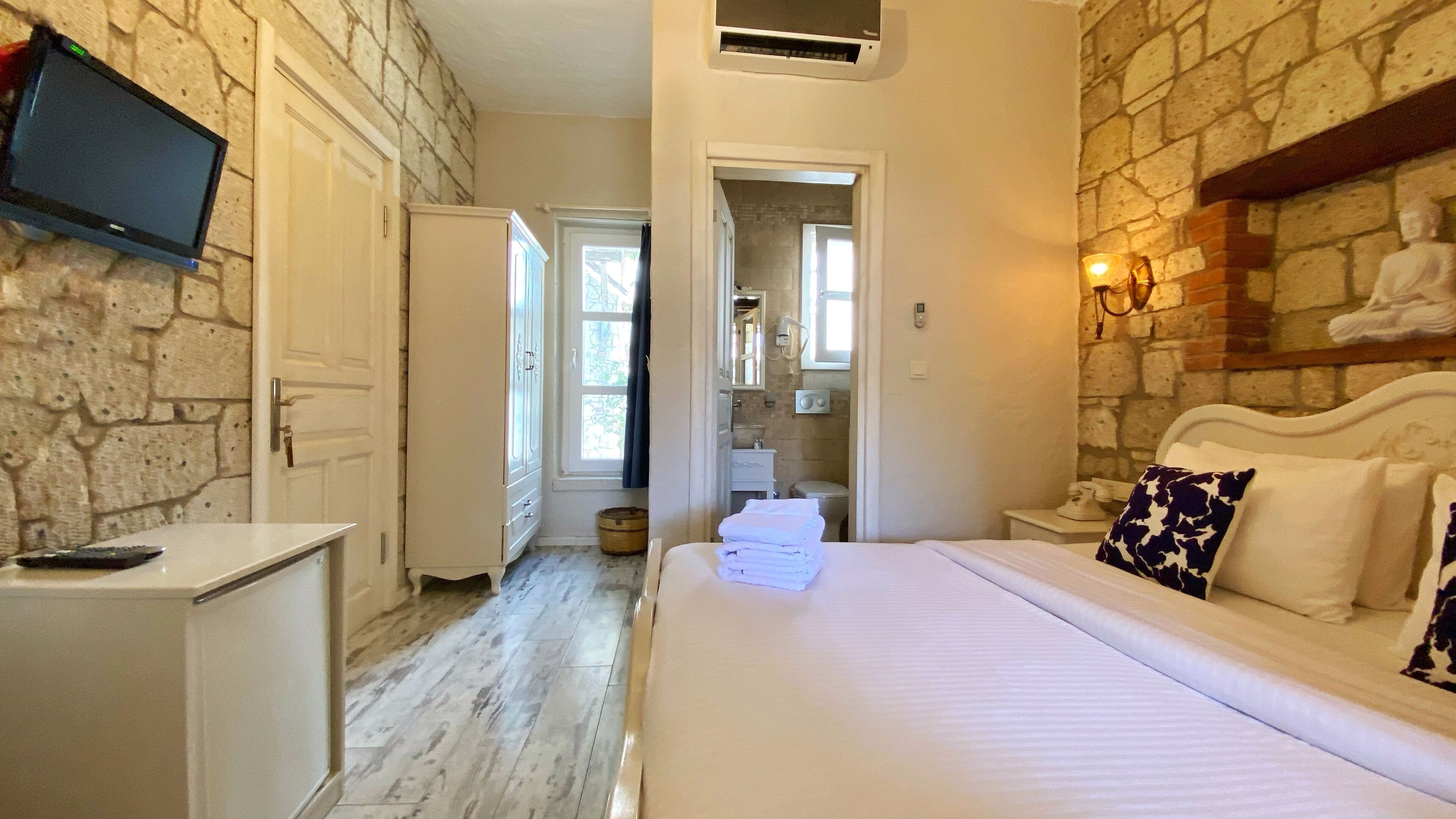 standard double room | minibar, in-room safe, desk, soundproofing