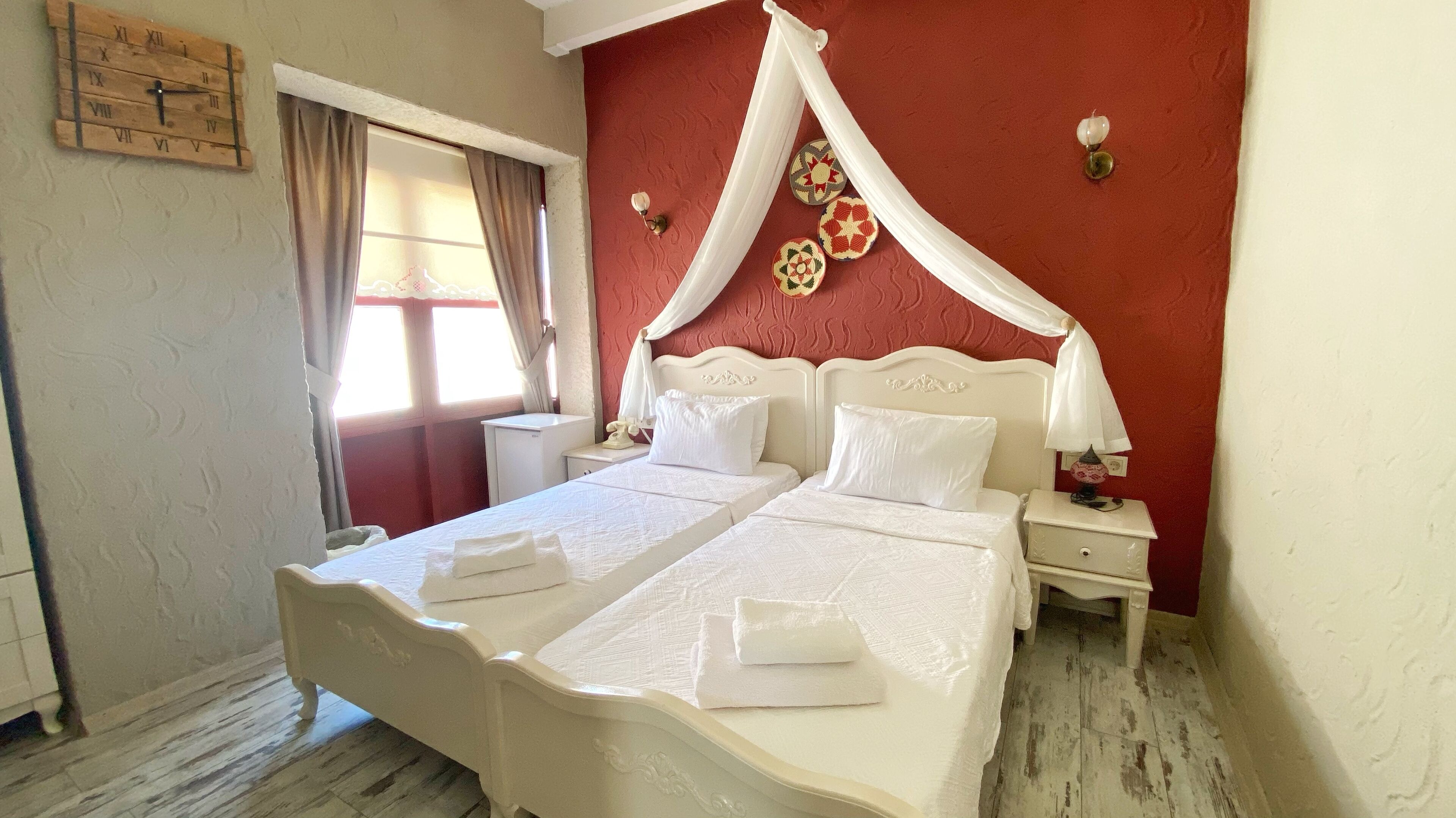 deluxe double room | minibar, in-room safe, desk, soundproofing