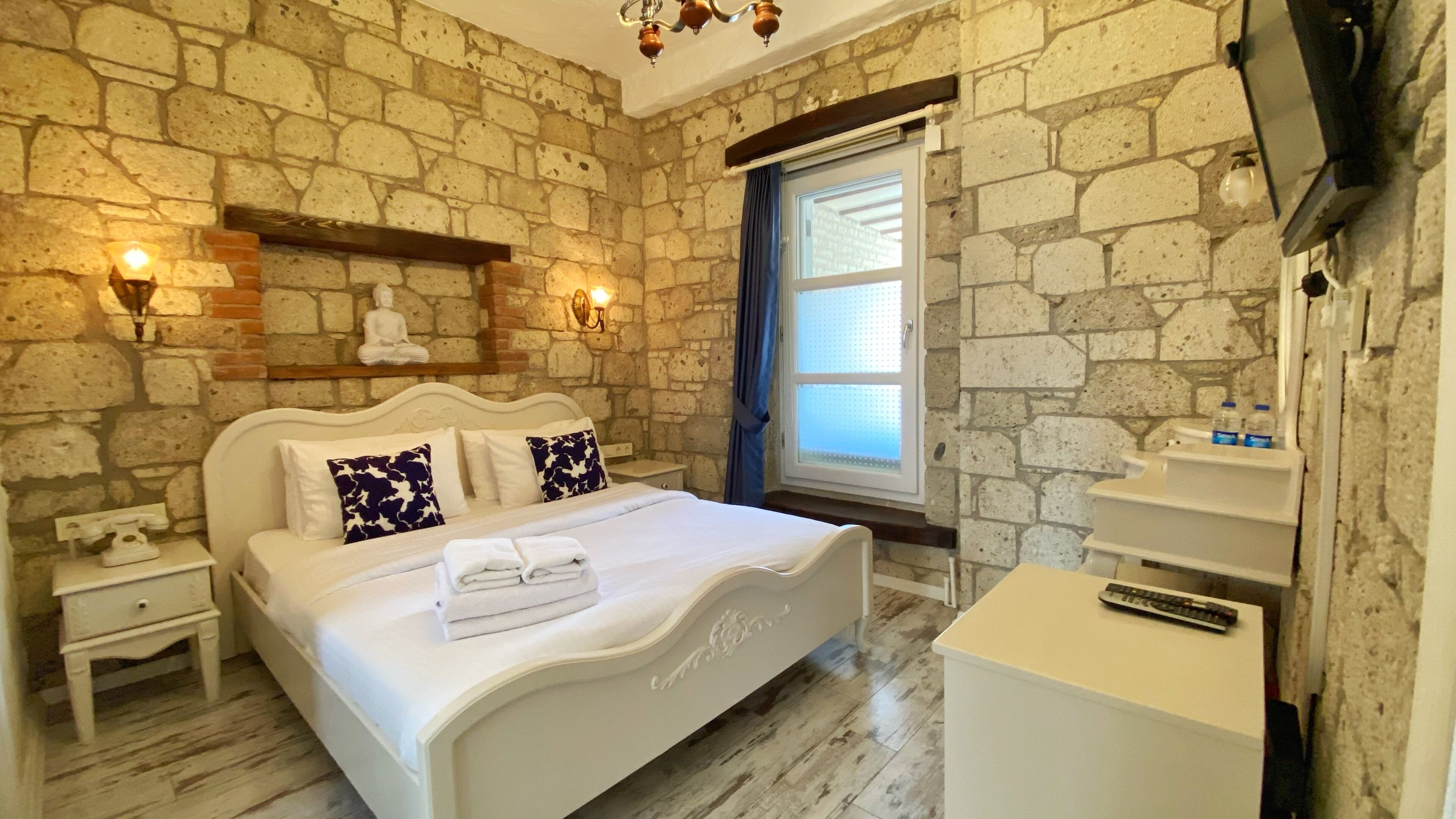 standard double room | minibar, in-room safe, desk, soundproofing