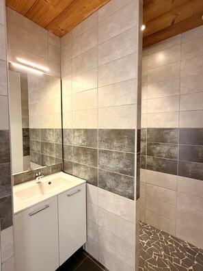 淋浴设施、免费洗浴用品、吹风机、毛巾