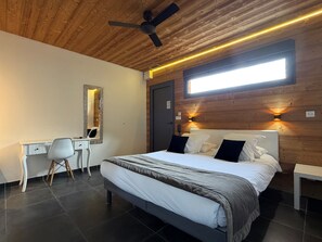 Classic-dobbeltværelse - eget badeværelse | Individuelt design, individuel indretning, skrivebord