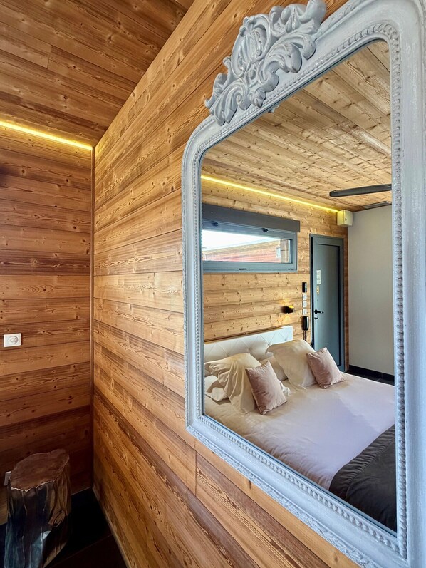 بديكورات فريدة لكل غرفة وطراز فريد لكل وحدة ومكتب وستائر تعتيم