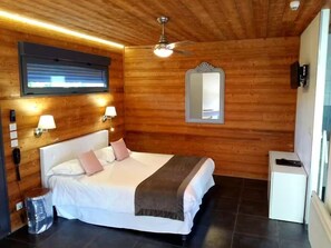 舒适双人房 (2 persons) | 特色装修、特色家居、办公桌、遮光窗帘