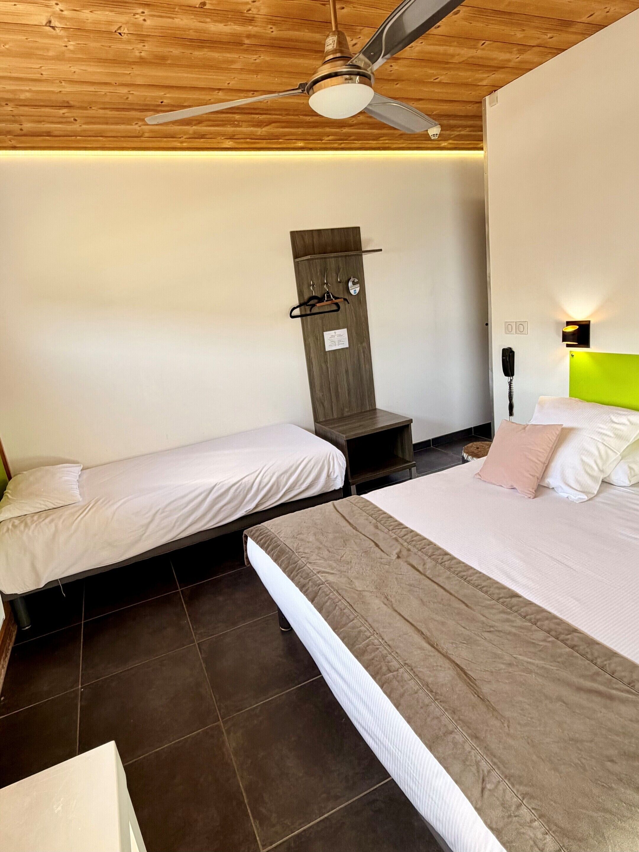 三人房 | 特色装修、特色家居、办公桌、遮光窗帘