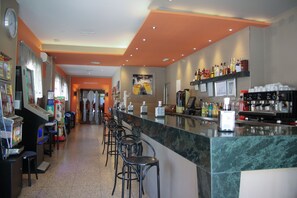 Bar (on property) - Hotel Torrezaf (Torre del Campo)