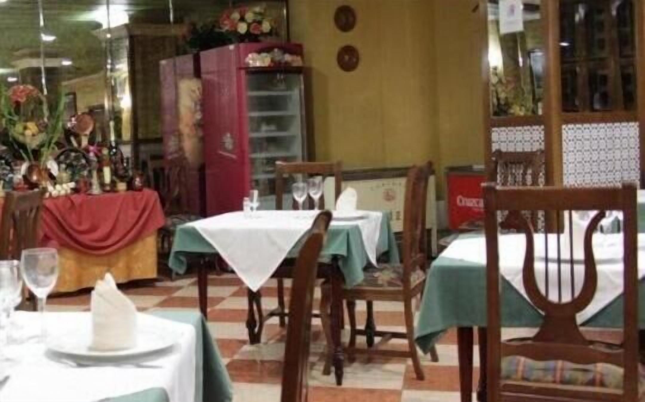 Petit déjeuner, déjeuner et dîner servis sur place