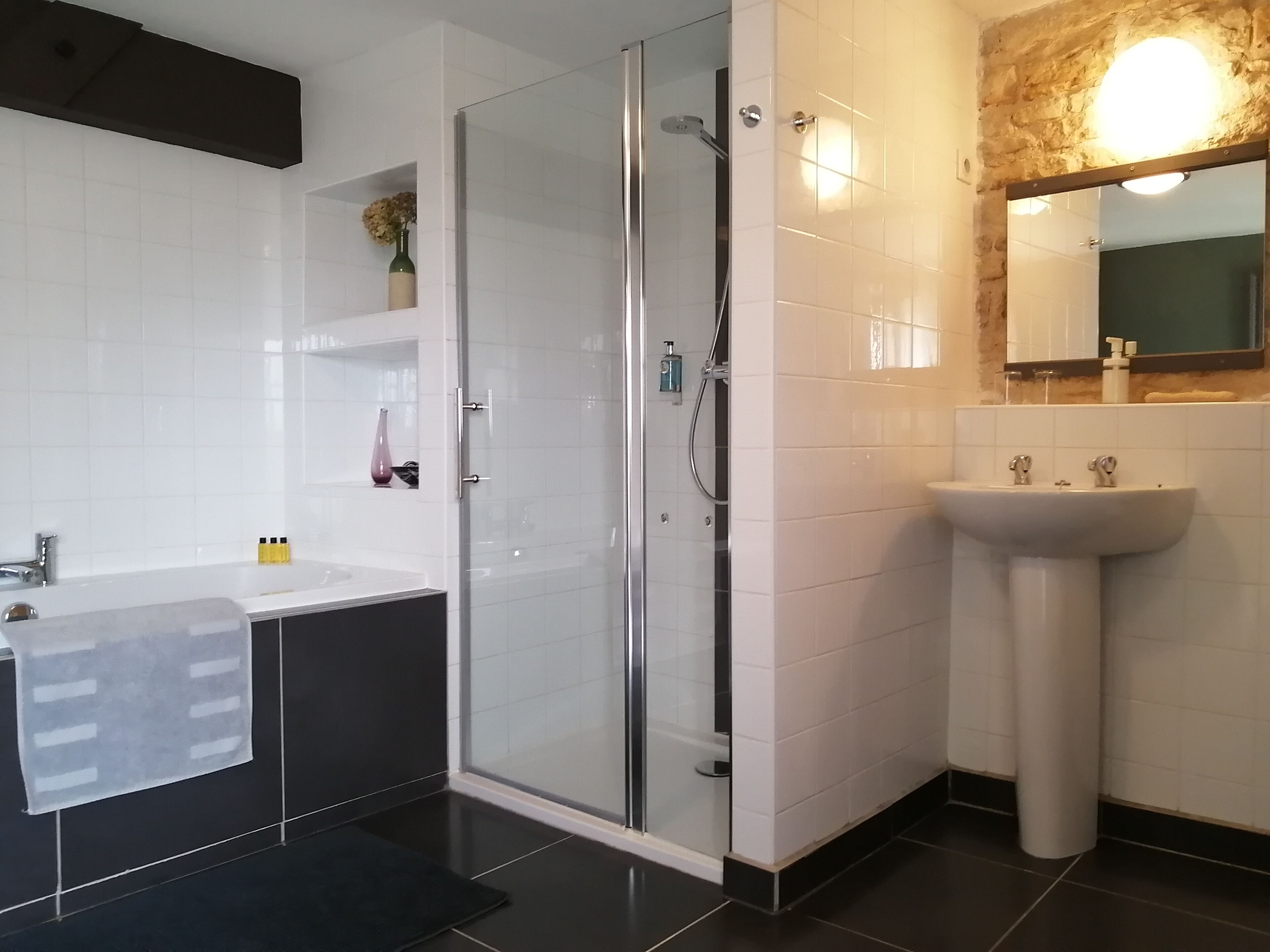 Tweepersoonskamer (La Charente) | Badkamer | Gratis toiletartikelen, een haardroger, handdoeken, zeep