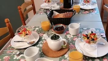 Sarapan ala kontinental setiap hari (EUR 10.00 per orang)