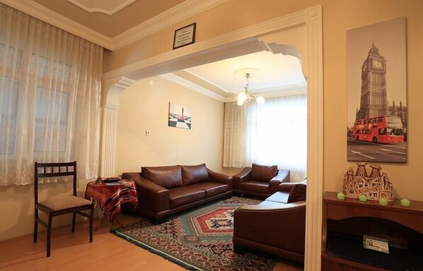 Deluxe-Apartment | Wohnbereich | LCD-Fernseher