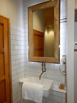 Shower, free toiletries, hair dryer, towels - What Else Hotel (Saint-Vulbas)