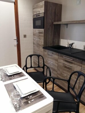 Individually decorated, individually furnished, laptop workspace - What Else Hotel (Saint-Vulbas)