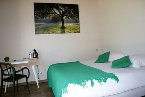 Classic Double Room, Ensuite | Shared kitchen | Electric kettle - What Else Hotel (Saint-Vulbas)