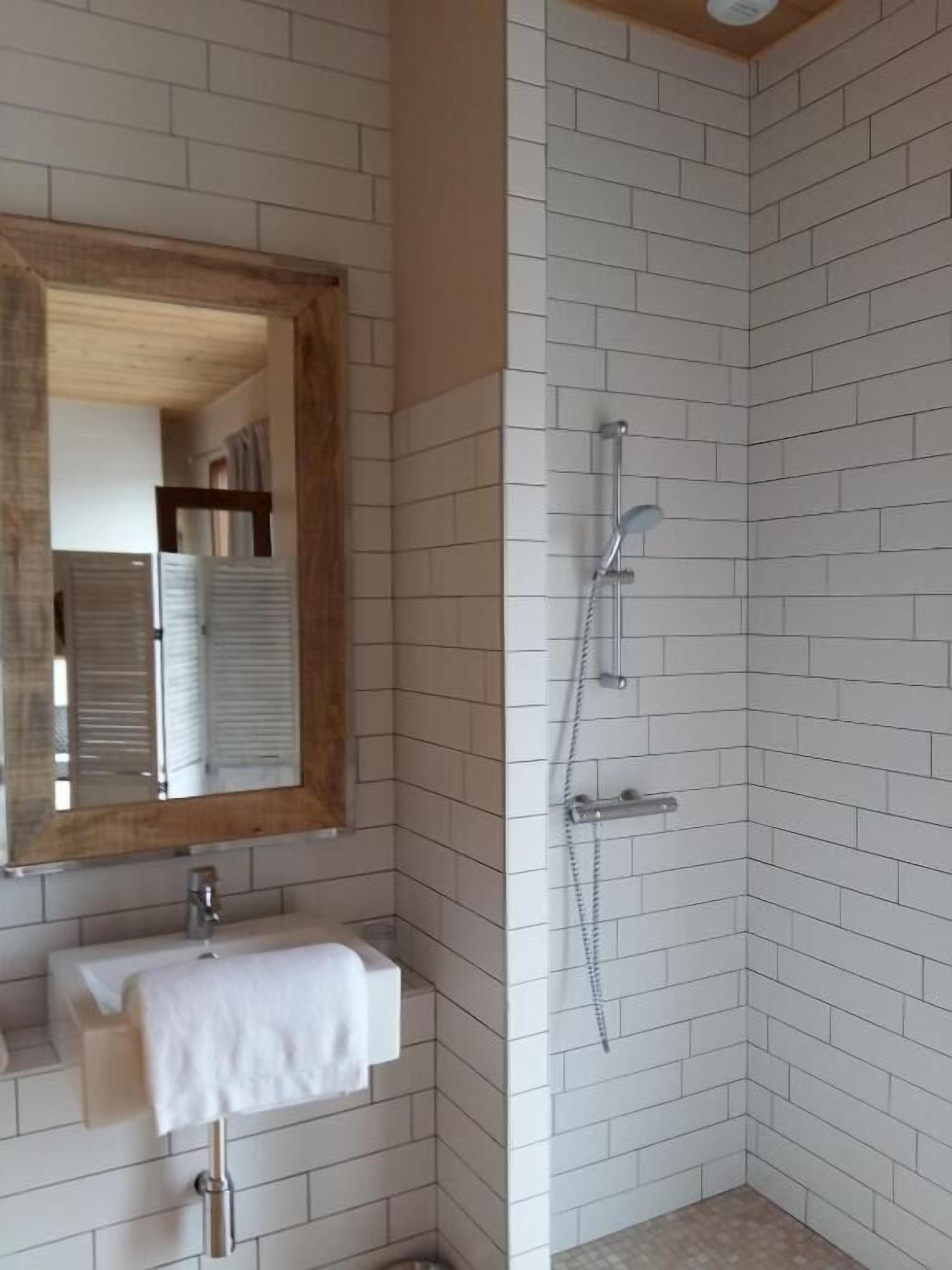 business double room | bathroom | shower, free toiletries, hair dryer, towels