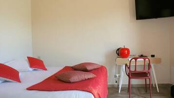 Klassieke tweepersoonskamer, en-suite badkamer | Individueel gedecoreerd, individueel gemeubileerd, een laptopwerkplek