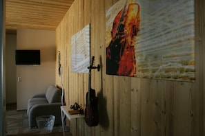 Televisión de pantalla plana, piso con calefacción