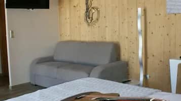 Classic Suite, Ensuite | Individually decorated, individually furnished, laptop workspace