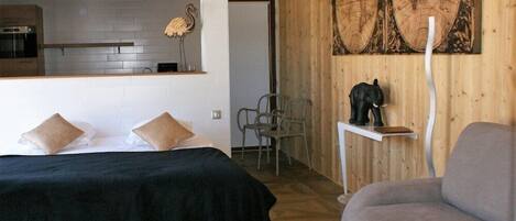 Classic Suite, Ensuite | Individually decorated, individually furnished, laptop workspace