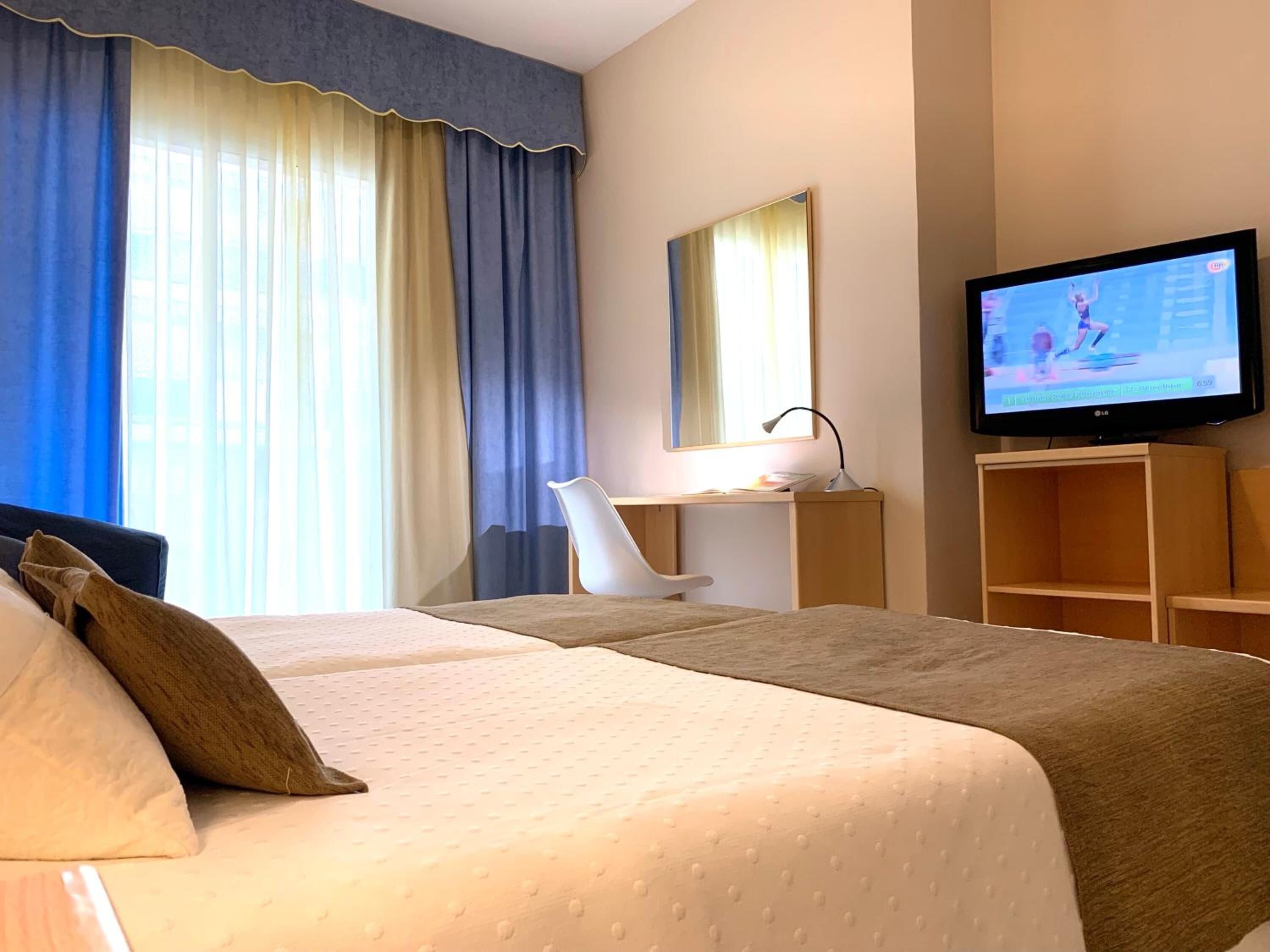 Schreibtisch, Verdunkelungsvorhänge, kostenloses WLAN, Bettwäsche