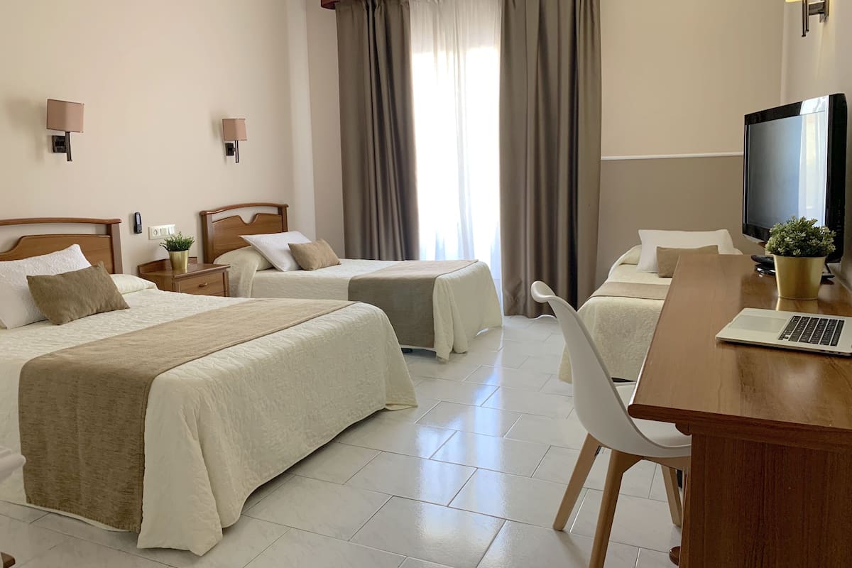 Escritorio, cortinas blackout, wifi gratis y ropa de cama