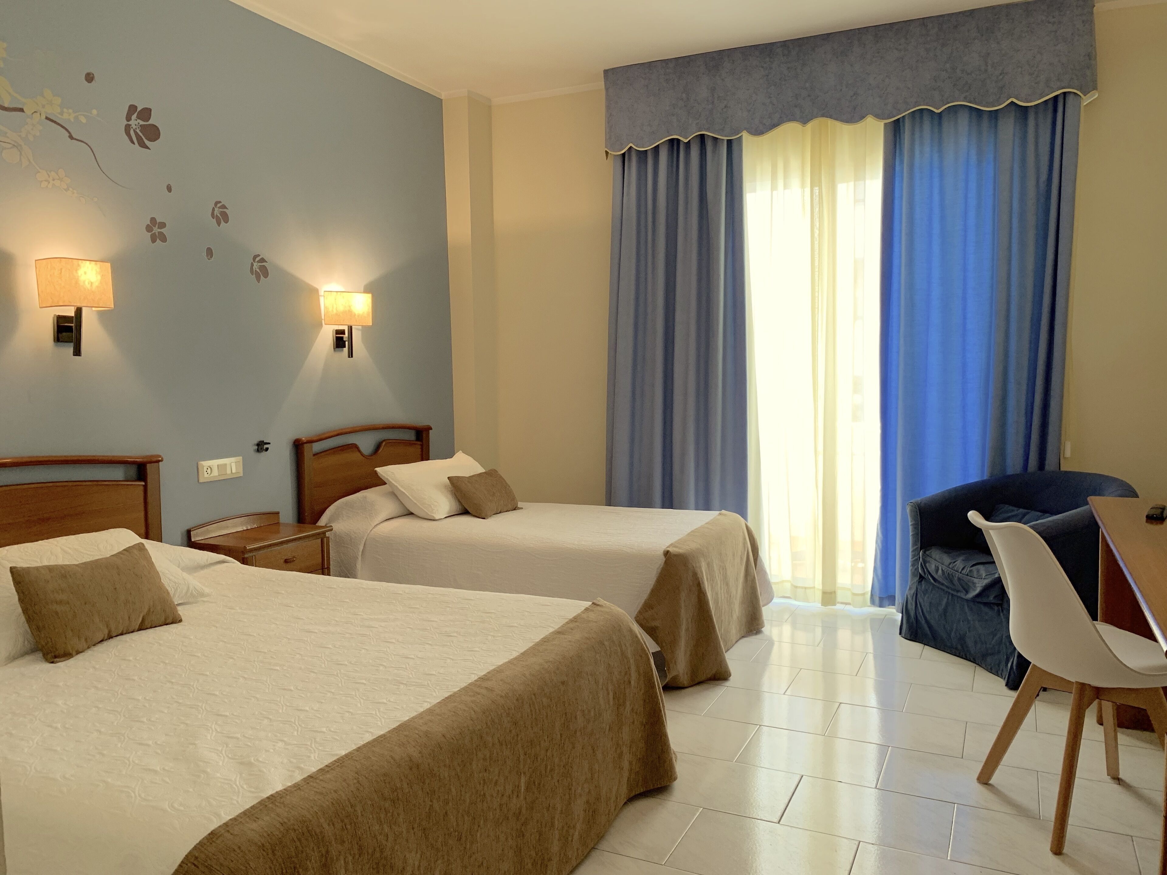 Escritorio, cortinas blackout, wifi gratis y ropa de cama 