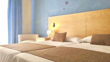 Escritorio, cortinas blackout, wifi gratis y ropa de cama