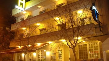 Fachada del alojamiento - Noche