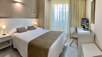 Escritorio, cortinas opacas, wifi gratis y ropa de cama