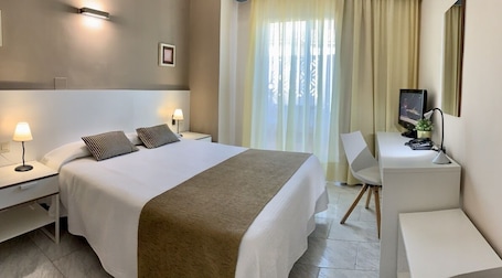 Escritorio, cortinas blackout, wifi gratis y ropa de cama