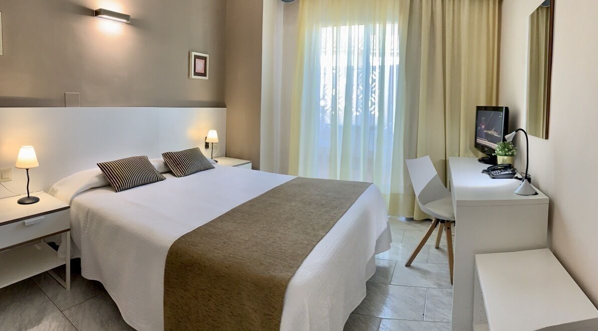Escritorio, cortinas blackout, wifi gratis y ropa de cama 