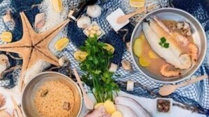 Un plateau de fruits de mer comprenant divers éléments, tels que des étoiles de mer, des citrons et un bol de sauce.