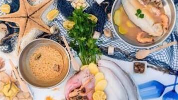 يتم تقديم الإفطار والغداء والعشاء