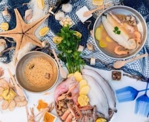 Breakfast, lunch and dinner served - Hotel Llansola (Sant Carles de la Rapita)